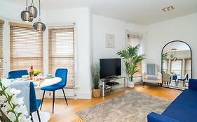 Heart Of London'S West End / Pro Host